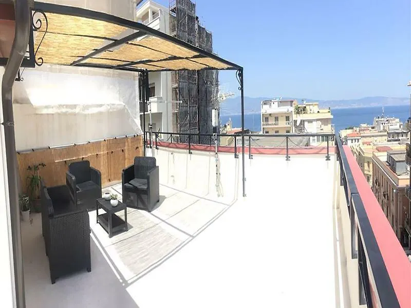 Nocleg ze śniadaniem B&B Fuori Squadro - In Centro Con Terrazza Relax Vista Mare Reggio di Calabria